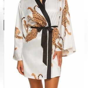 Short satin robe/ IVORY Jaguar